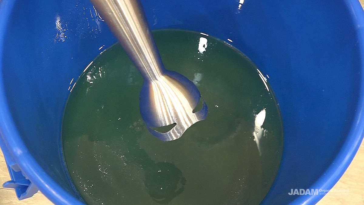 가성가리가 다 놓으면 카놀라유 3.6L를 넣고 드릴로 돌려준다. 이때 드릴은 오염되지 않은 깨끗한 것을 사용한다.