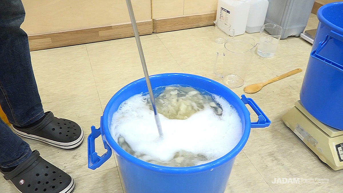 추가물 4L를 넣고 천천히 녹여준다.