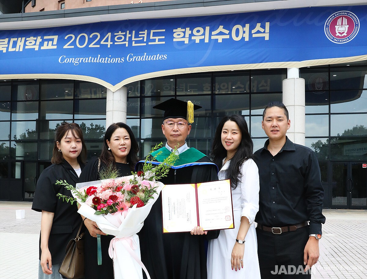 자닮 농업 현장을 지켜온 조영상·주선화 부부와 세 자녀. 왼쪽부터 조예아, 주선화, 조영상, 조선영, 조성우.
