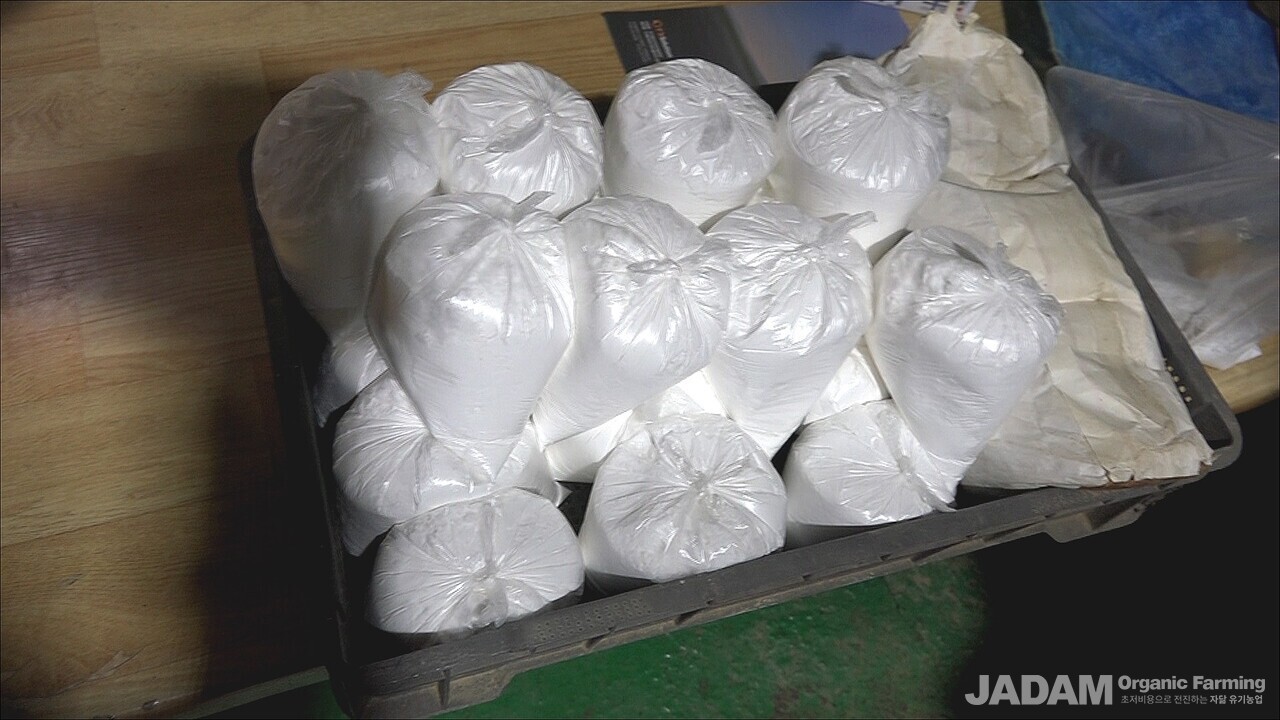 감자 전분은 사용하기 편하게 500g씩 담아 보관한다.